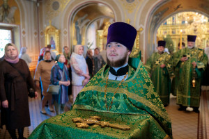 Митрополит Игнатий совершил Божественную литургию и великую вечерню в Свято-Троицком кафедральном соборе г. Саратова