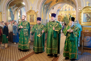 Митрополит Игнатий совершил Божественную литургию и великую вечерню в Свято-Троицком кафедральном соборе г. Саратова