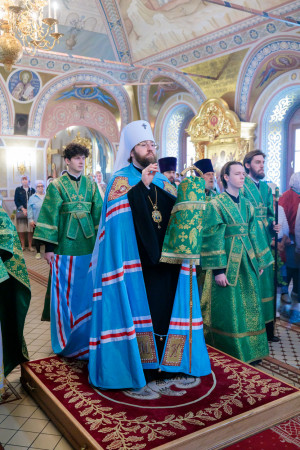 Митрополит Игнатий совершил Божественную литургию и великую вечерню в Свято-Троицком кафедральном соборе г. Саратова