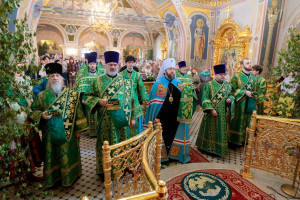 Митрополит Игнатий совершил Божественную литургию и великую вечерню в Свято-Троицком кафедральном соборе г. Саратова