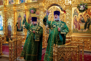 Митрополит Игнатий совершил Божественную литургию и великую вечерню в Свято-Троицком кафедральном соборе г. Саратова