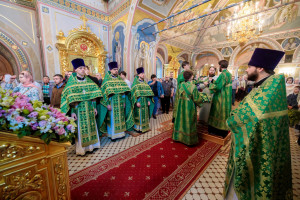 Митрополит Игнатий совершил Божественную литургию и великую вечерню в Свято-Троицком кафедральном соборе г. Саратова