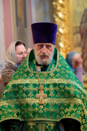 Митрополит Игнатий совершил Божественную литургию и великую вечерню в Свято-Троицком кафедральном соборе г. Саратова