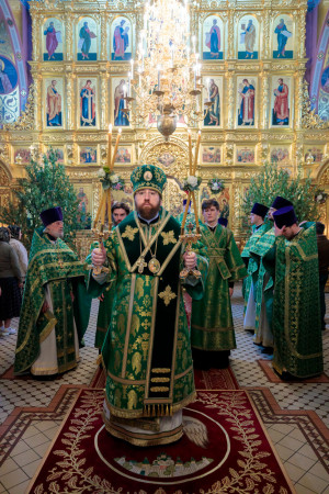 Митрополит Игнатий совершил Божественную литургию и великую вечерню в Свято-Троицком кафедральном соборе г. Саратова