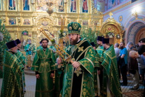 Митрополит Игнатий совершил Божественную литургию и великую вечерню в Свято-Троицком кафедральном соборе г. Саратова