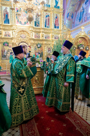 Митрополит Игнатий совершил Божественную литургию и великую вечерню в Свято-Троицком кафедральном соборе г. Саратова