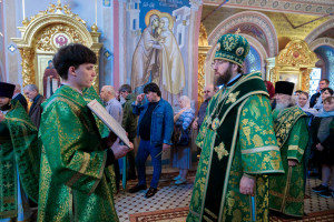 Митрополит Игнатий совершил Божественную литургию и великую вечерню в Свято-Троицком кафедральном соборе г. Саратова