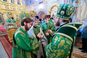 Митрополит Игнатий совершил Божественную литургию и великую вечерню в Свято-Троицком кафедральном соборе г. Саратова
