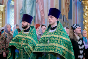 Митрополит Игнатий совершил Божественную литургию и великую вечерню в Свято-Троицком кафедральном соборе г. Саратова