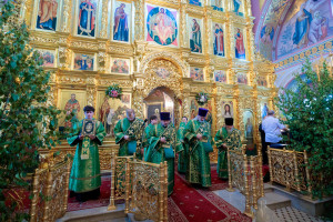 Митрополит Игнатий совершил Божественную литургию и великую вечерню в Свято-Троицком кафедральном соборе г. Саратова