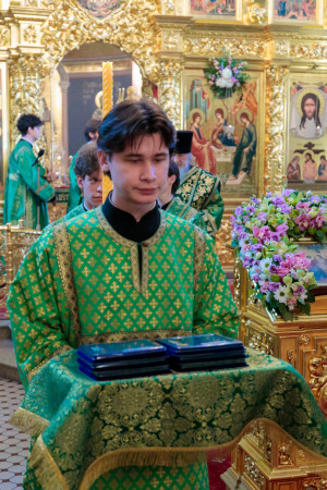 Митрополит Игнатий совершил Божественную литургию и великую вечерню в Свято-Троицком кафедральном соборе г. Саратова
