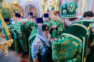 Митрополит Игнатий совершил Божественную литургию и великую вечерню в Свято-Троицком кафедральном соборе г. Саратова