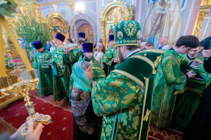 Митрополит Игнатий совершил Божественную литургию и великую вечерню в Свято-Троицком кафедральном соборе г. Саратова