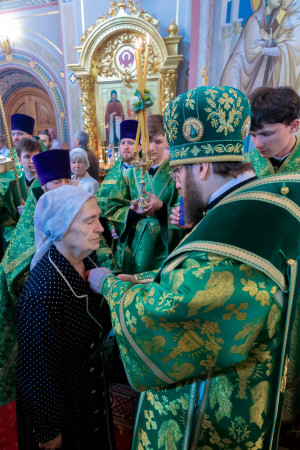 Митрополит Игнатий совершил Божественную литургию и великую вечерню в Свято-Троицком кафедральном соборе г. Саратова