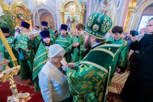Митрополит Игнатий совершил Божественную литургию и великую вечерню в Свято-Троицком кафедральном соборе г. Саратова