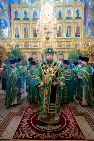 Митрополит Игнатий совершил Божественную литургию и великую вечерню в Свято-Троицком кафедральном соборе г. Саратова