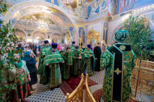 Митрополит Игнатий совершил Божественную литургию и великую вечерню в Свято-Троицком кафедральном соборе г. Саратова