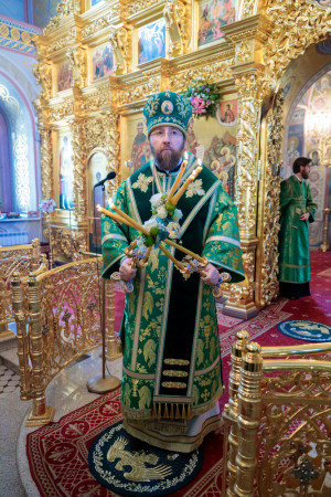 Митрополит Игнатий совершил Божественную литургию и великую вечерню в Свято-Троицком кафедральном соборе г. Саратова