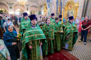 Митрополит Игнатий совершил Божественную литургию и великую вечерню в Свято-Троицком кафедральном соборе г. Саратова