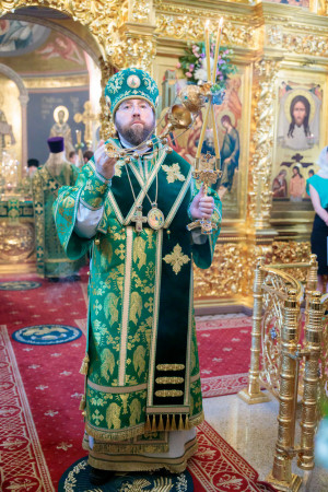 Митрополит Игнатий совершил Божественную литургию и великую вечерню в Свято-Троицком кафедральном соборе г. Саратова