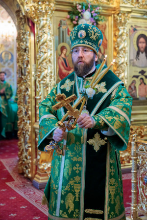 Митрополит Игнатий совершил Божественную литургию и великую вечерню в Свято-Троицком кафедральном соборе г. Саратова