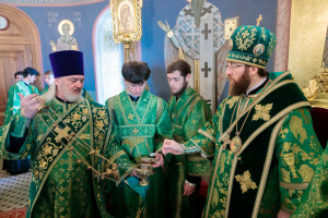 Митрополит Игнатий совершил Божественную литургию и великую вечерню в Свято-Троицком кафедральном соборе г. Саратова