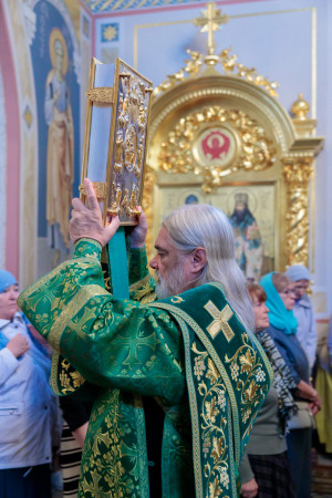 Митрополит Игнатий совершил Божественную литургию и великую вечерню в Свято-Троицком кафедральном соборе г. Саратова