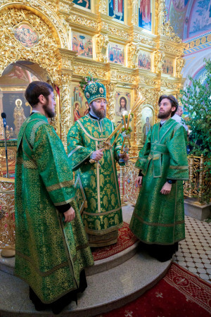 Митрополит Игнатий совершил Божественную литургию и великую вечерню в Свято-Троицком кафедральном соборе г. Саратова