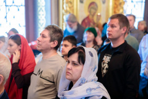 Митрополит Игнатий совершил Божественную литургию и великую вечерню в Свято-Троицком кафедральном соборе г. Саратова