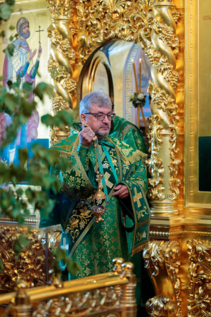 Митрополит Игнатий совершил Божественную литургию и великую вечерню в Свято-Троицком кафедральном соборе г. Саратова