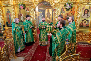 Митрополит Игнатий совершил Божественную литургию и великую вечерню в Свято-Троицком кафедральном соборе г. Саратова