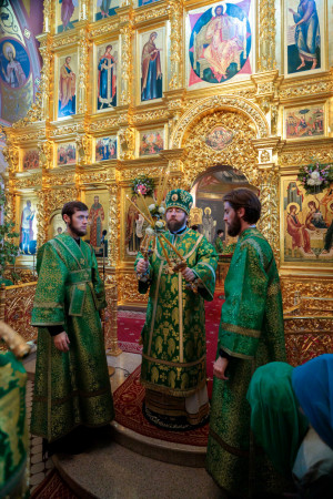 Митрополит Игнатий совершил Божественную литургию и великую вечерню в Свято-Троицком кафедральном соборе г. Саратова