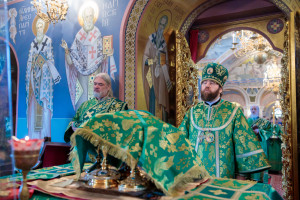 Митрополит Игнатий совершил Божественную литургию и великую вечерню в Свято-Троицком кафедральном соборе г. Саратова