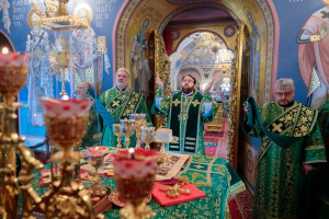 Митрополит Игнатий совершил Божественную литургию и великую вечерню в Свято-Троицком кафедральном соборе г. Саратова