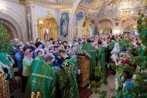 Митрополит Игнатий совершил Божественную литургию и великую вечерню в Свято-Троицком кафедральном соборе г. Саратова