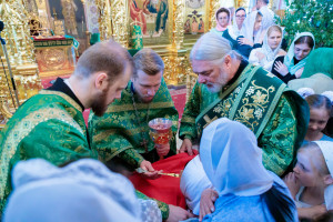 Митрополит Игнатий совершил Божественную литургию и великую вечерню в Свято-Троицком кафедральном соборе г. Саратова