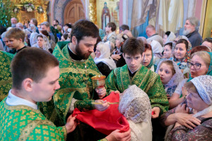 Митрополит Игнатий совершил Божественную литургию и великую вечерню в Свято-Троицком кафедральном соборе г. Саратова