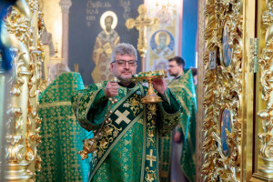 Митрополит Игнатий совершил Божественную литургию и великую вечерню в Свято-Троицком кафедральном соборе г. Саратова