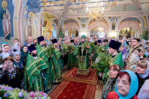Митрополит Игнатий совершил Божественную литургию и великую вечерню в Свято-Троицком кафедральном соборе г. Саратова