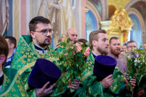 Митрополит Игнатий совершил Божественную литургию и великую вечерню в Свято-Троицком кафедральном соборе г. Саратова