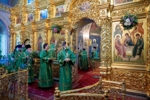 Митрополит Игнатий совершил Божественную литургию и великую вечерню в Свято-Троицком кафедральном соборе г. Саратова