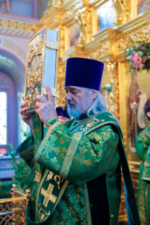 Митрополит Игнатий совершил Божественную литургию и великую вечерню в Свято-Троицком кафедральном соборе г. Саратова