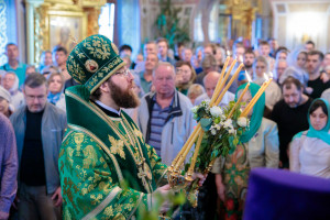 Митрополит Игнатий совершил Божественную литургию и великую вечерню в Свято-Троицком кафедральном соборе г. Саратова