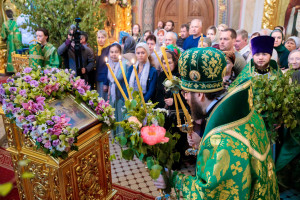Митрополит Игнатий совершил Божественную литургию и великую вечерню в Свято-Троицком кафедральном соборе г. Саратова