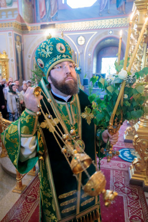 Митрополит Игнатий совершил Божественную литургию и великую вечерню в Свято-Троицком кафедральном соборе г. Саратова