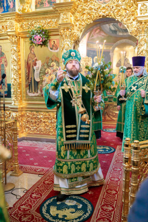 Митрополит Игнатий совершил Божественную литургию и великую вечерню в Свято-Троицком кафедральном соборе г. Саратова