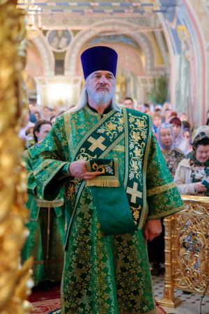 Митрополит Игнатий совершил Божественную литургию и великую вечерню в Свято-Троицком кафедральном соборе г. Саратова
