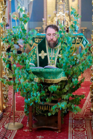 Митрополит Игнатий совершил Божественную литургию и великую вечерню в Свято-Троицком кафедральном соборе г. Саратова