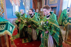 Митрополит Игнатий совершил Божественную литургию и великую вечерню в Свято-Троицком кафедральном соборе г. Саратова
