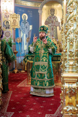Митрополит Игнатий совершил Божественную литургию и великую вечерню в Свято-Троицком кафедральном соборе г. Саратова